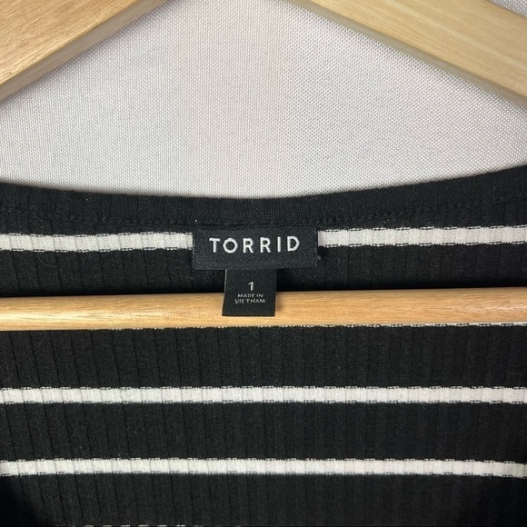 Torrid Black & White Ribbed Snap Henley Short Sleeve Tee 1 - Picture 5 of 5